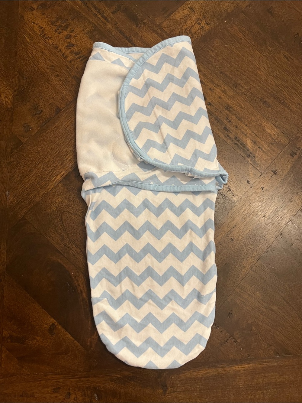 NWOT Comfy Cubs Easy Swaddle Blanket - Blue Chevron Pattern